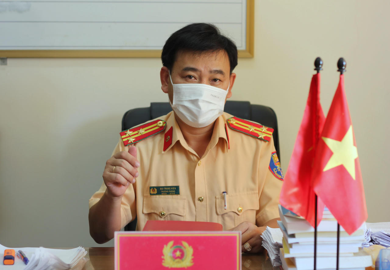 Lực lượng CSGT đường bộ Bạc Liêu “cắm chốt” vượt nắng, thắng mưa chống dịch