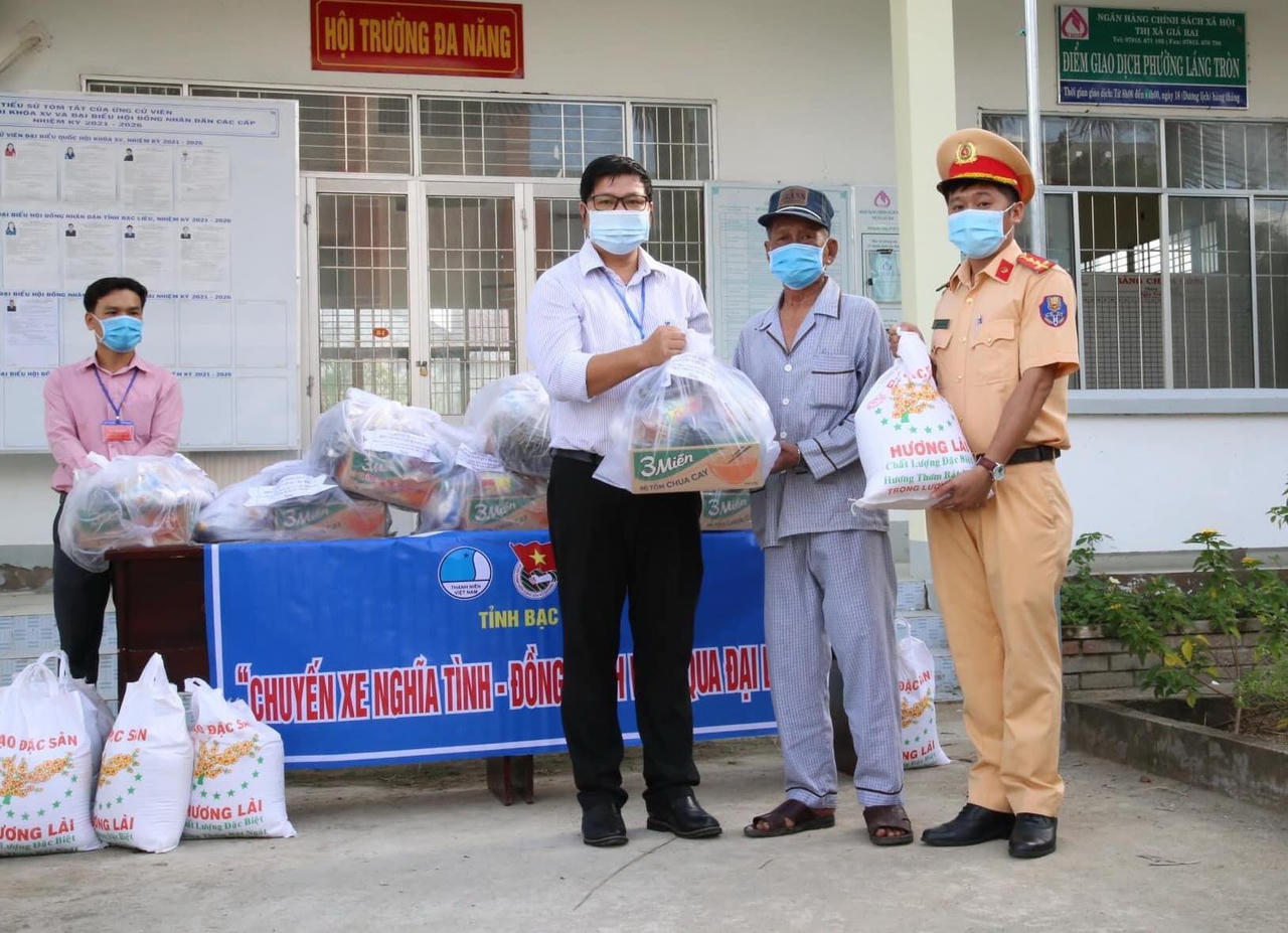 Lực lượng CSGT đường bộ Bạc Liêu “cắm chốt” vượt nắng, thắng mưa chống dịch