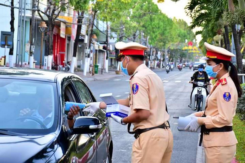 Lực lượng CSGT đường bộ Bạc Liêu “cắm chốt” vượt nắng, thắng mưa chống dịch