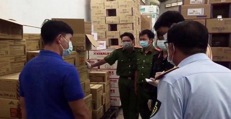 Tạm giữ trên 23 nghìn sản phẩm thuốc bảo vệ thực vật không rõ nguồn gốc