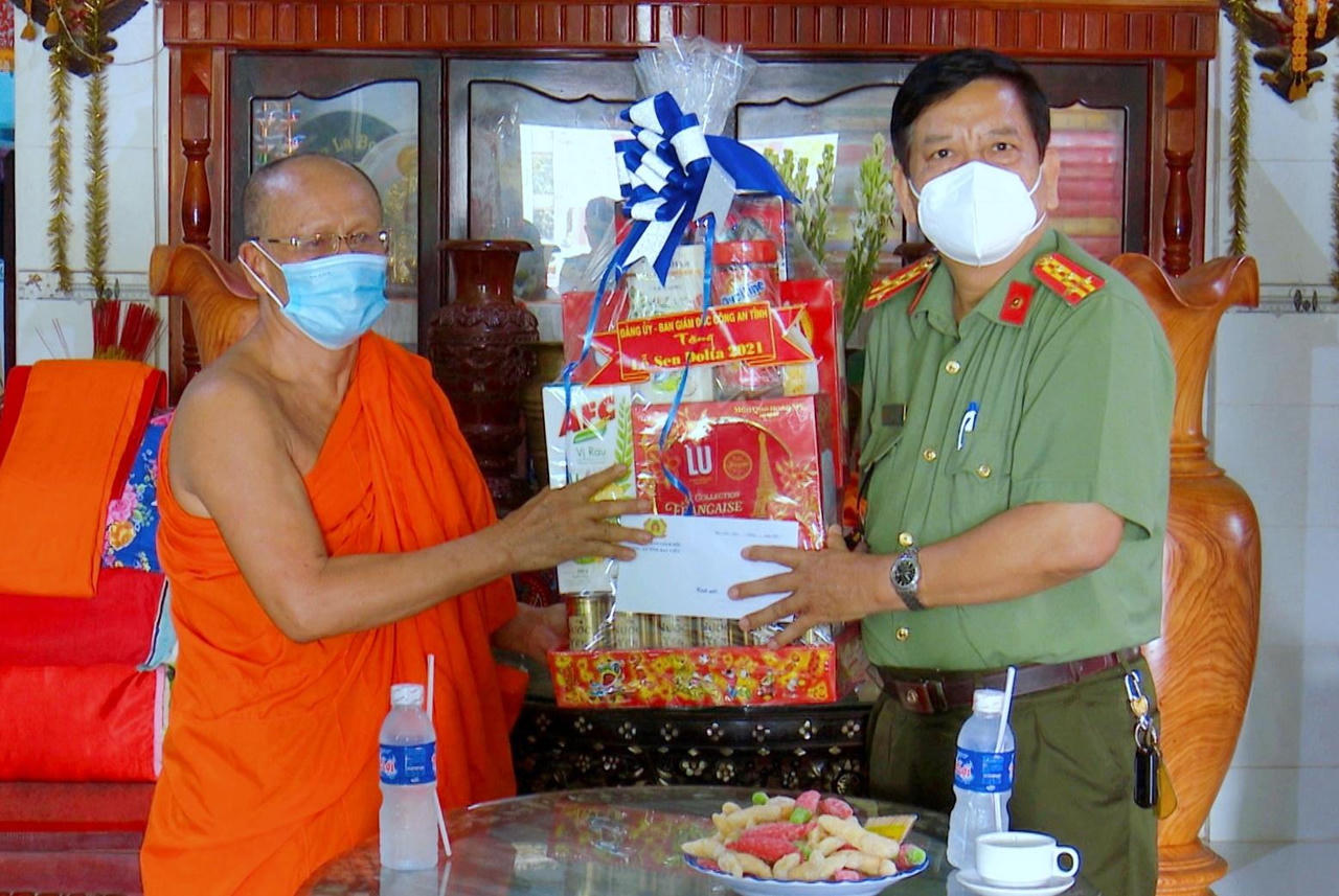 Ban Giám đốc Công an tỉnh Bạc Liêu thăm, chúc mừng Lễ Sen Đolta 2021