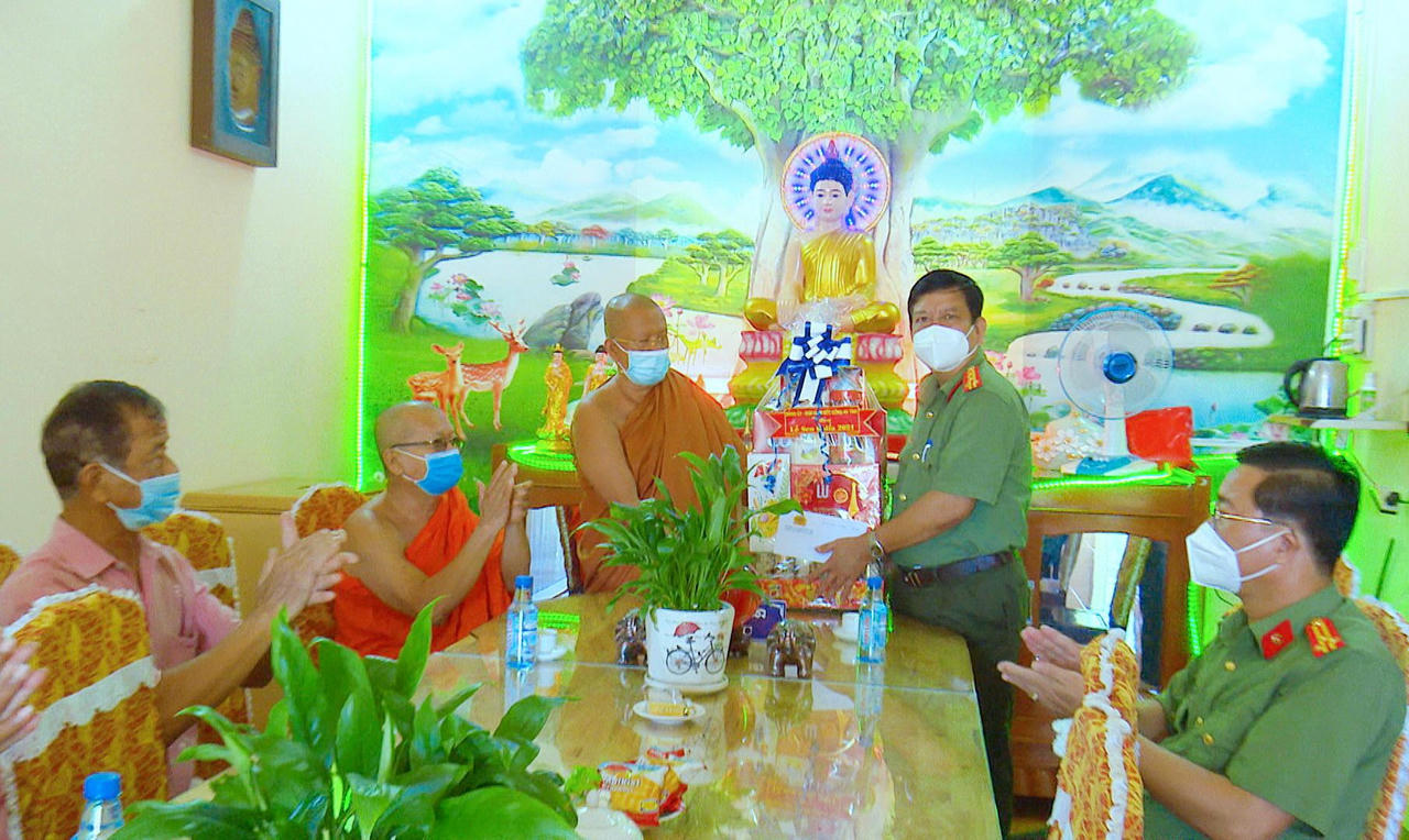 Ban Giám đốc Công an tỉnh Bạc Liêu thăm, chúc mừng Lễ Sen Đolta 2021