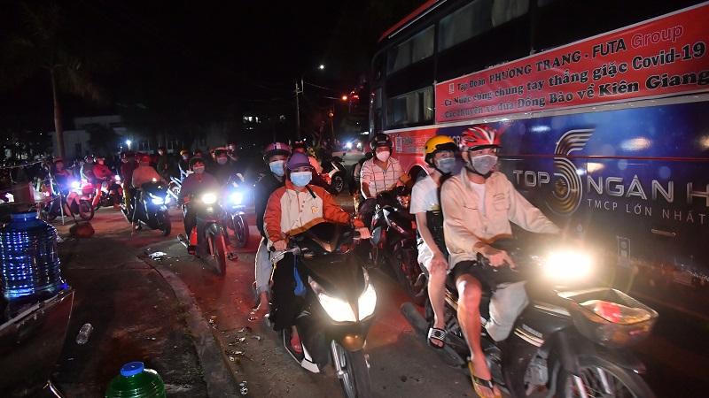 Kiên Giang hỗ trợ hơn 7.000 người dân tự phát về quê