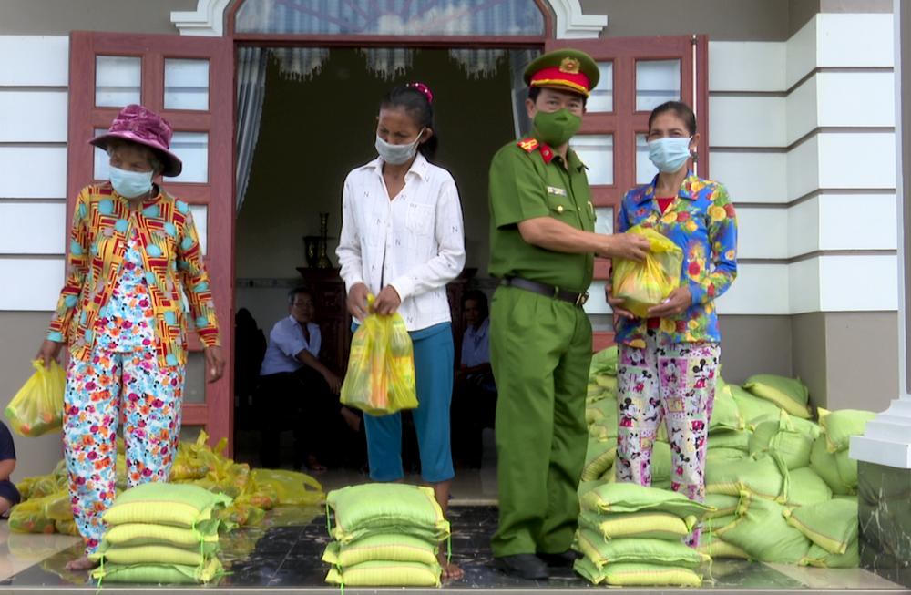 Công an Bạc Liêu "làm tròn vai" vừa chống dịch, vừa giữ an ninh trật tự