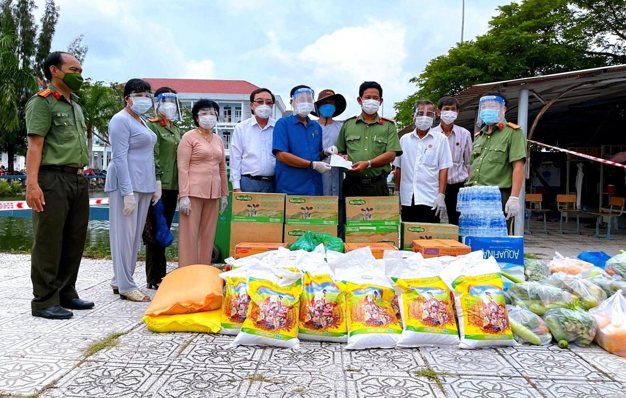 Nhiều tấn nông sản, nhu yếu phẩm được trao tặng cho các khu cách ly tập trung