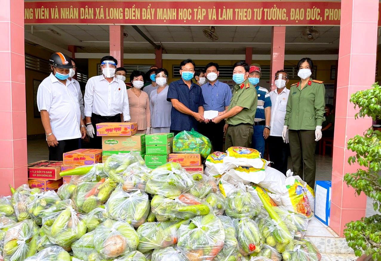 Nhiều tấn nông sản, nhu yếu phẩm được trao tặng cho các khu cách ly tập trung