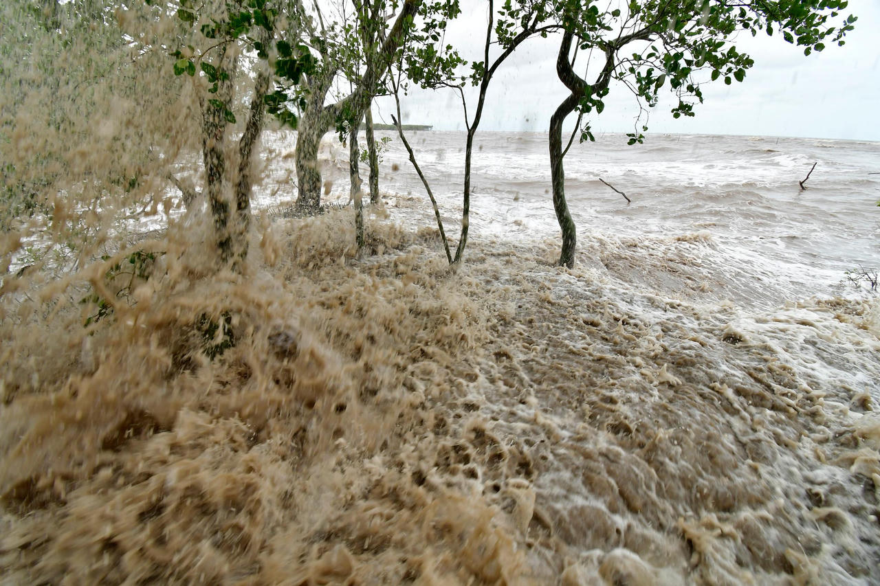 Bờ biển Đông Cà Mau sạt lở nghiêm trọng