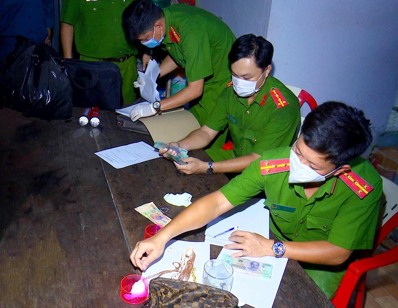 "Cuỗm" tài sản hơn 1 tỷ đồng trên ghe của thương lái thu mua lúa