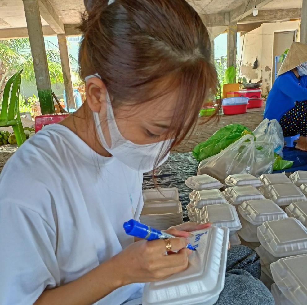 Bếp ăn 0 đồng rực lửa phục vụ người dân hồi hương trong khu cách ly ở Cà Mau