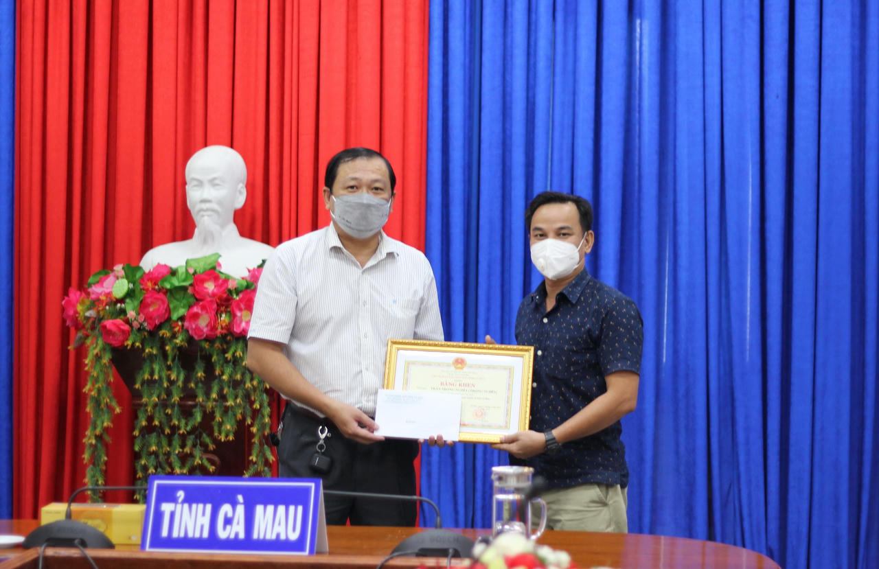 Chủ tịch tỉnh Cà Mau tặng Bằng khen cho Phóng viên Báo Pháp luật Việt Nam 