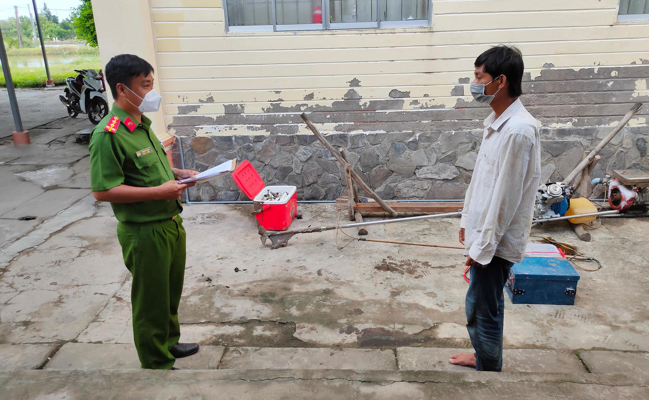 Phạt 7,5 triệu đồng thanh niên dùng điện khai thác tận diệt thủy sản 