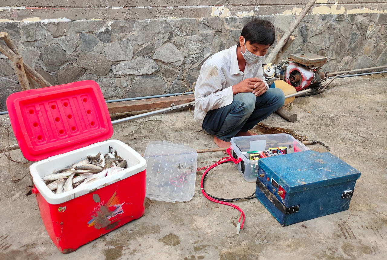 Phạt 7,5 triệu đồng thanh niên dùng điện khai thác tận diệt thủy sản 