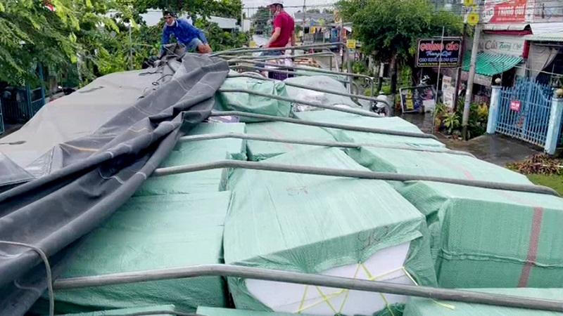 An Giang: Bắt xe tải chở số lượng lớn phụ tùng máy, hóa chất không rõ nguồn gốc 