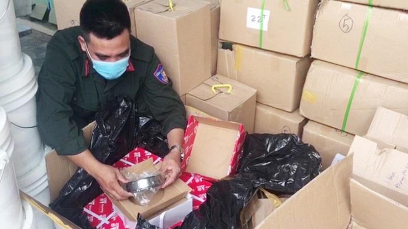 An Giang: Bắt xe tải chở số lượng lớn phụ tùng máy, hóa chất không rõ nguồn gốc 