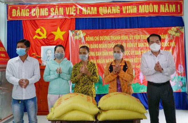 Trưởng Ban Dân nguyện của Quốc hội Dương Thanh Bình thăm, tặng quà nhân Ngày hội Đại đoàn kết tại Cà Mau