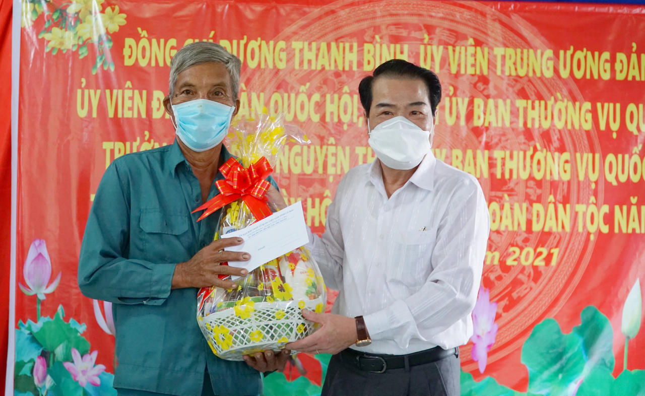 Trưởng Ban Dân nguyện của Quốc hội Dương Thanh Bình thăm, tặng quà nhân Ngày hội Đại đoàn kết tại Cà Mau