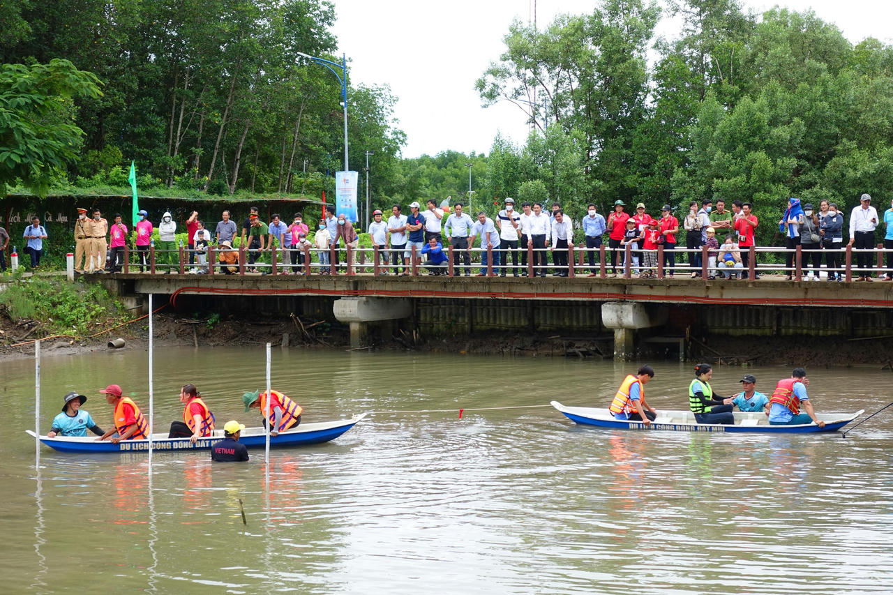 Kéo co độc lạ trên xuồng ba lá 