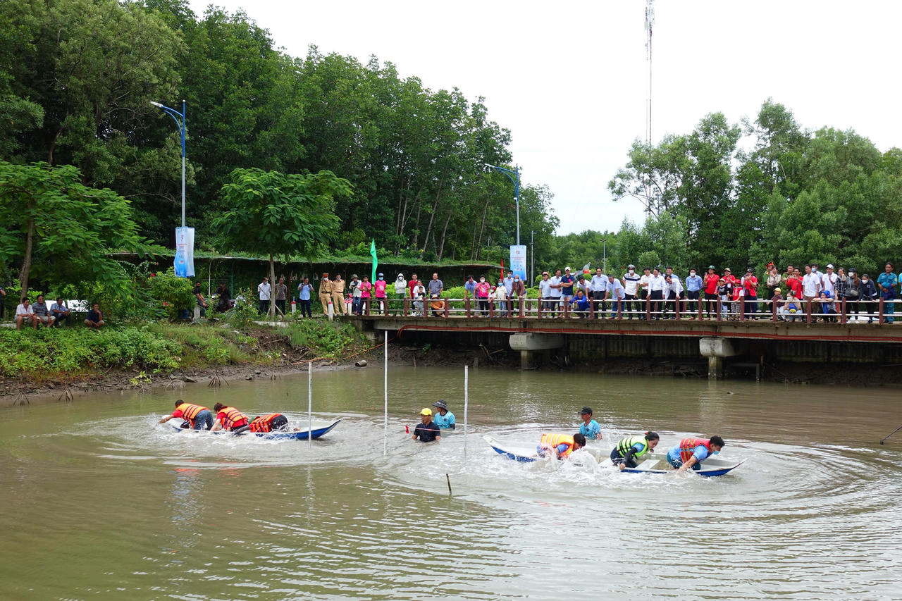 Kéo co độc lạ trên xuồng ba lá 