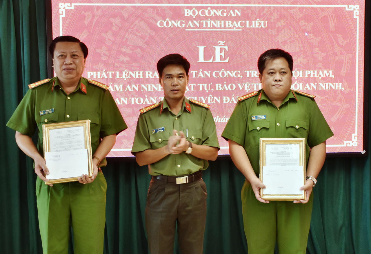 Thưởng tập thể lập thành tích xuất sắc trong ngày đầu thực hiện cao điểm bảo vệ trật tự an ninh 