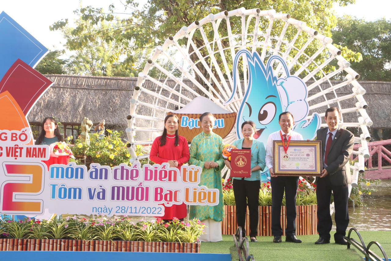 Bạc Liêu xác lập Kỷ lục Việt Nam về 122 món ăn được chế biến từ tôm và muối