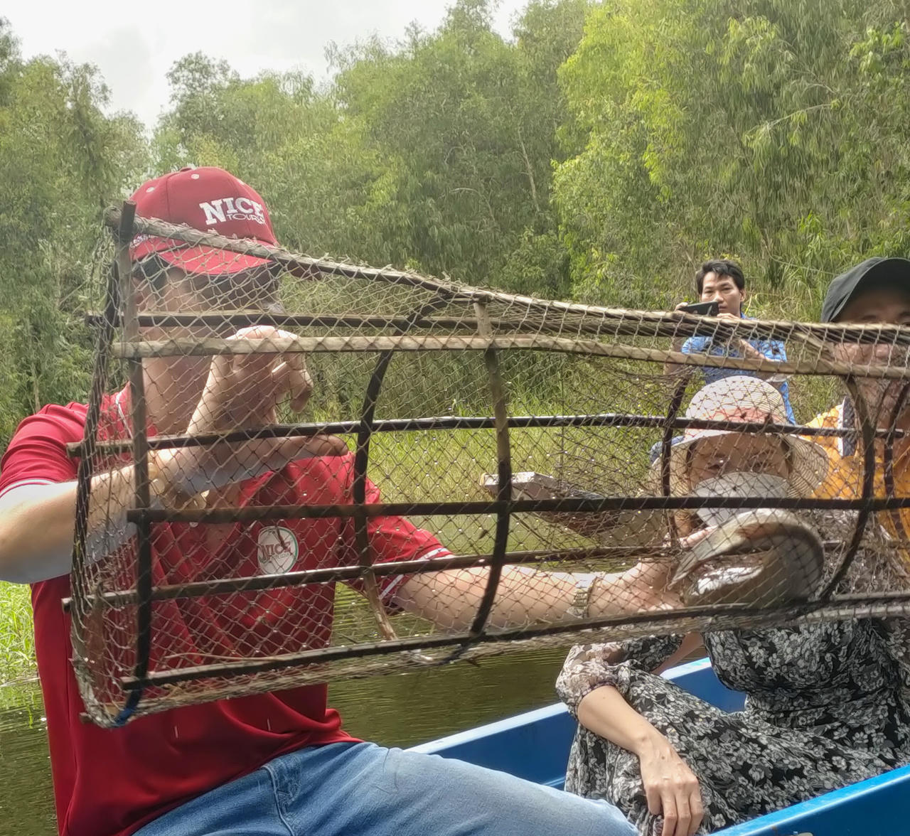 Đi vỏ lãi khám phá rừng Cà Mau 