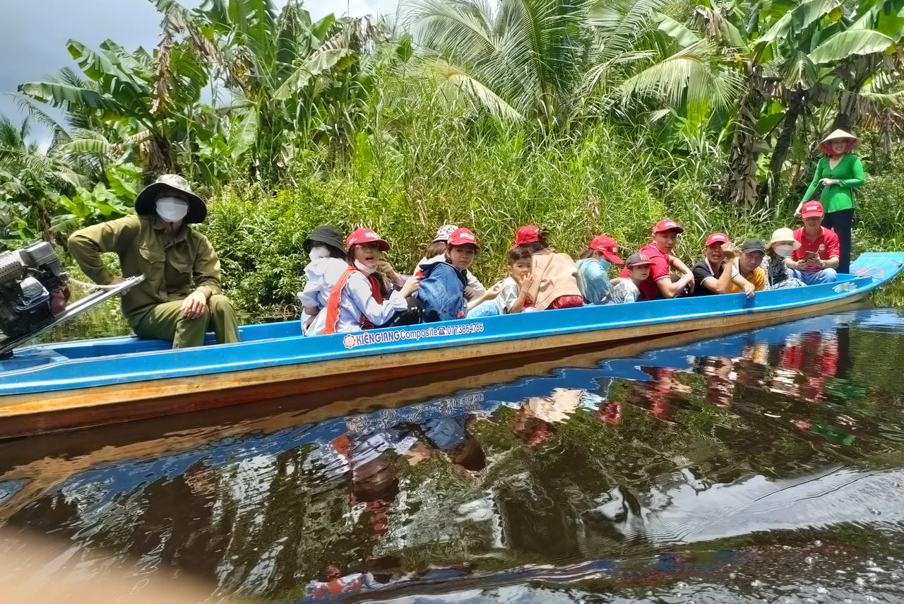 Đi vỏ lãi khám phá rừng Cà Mau 