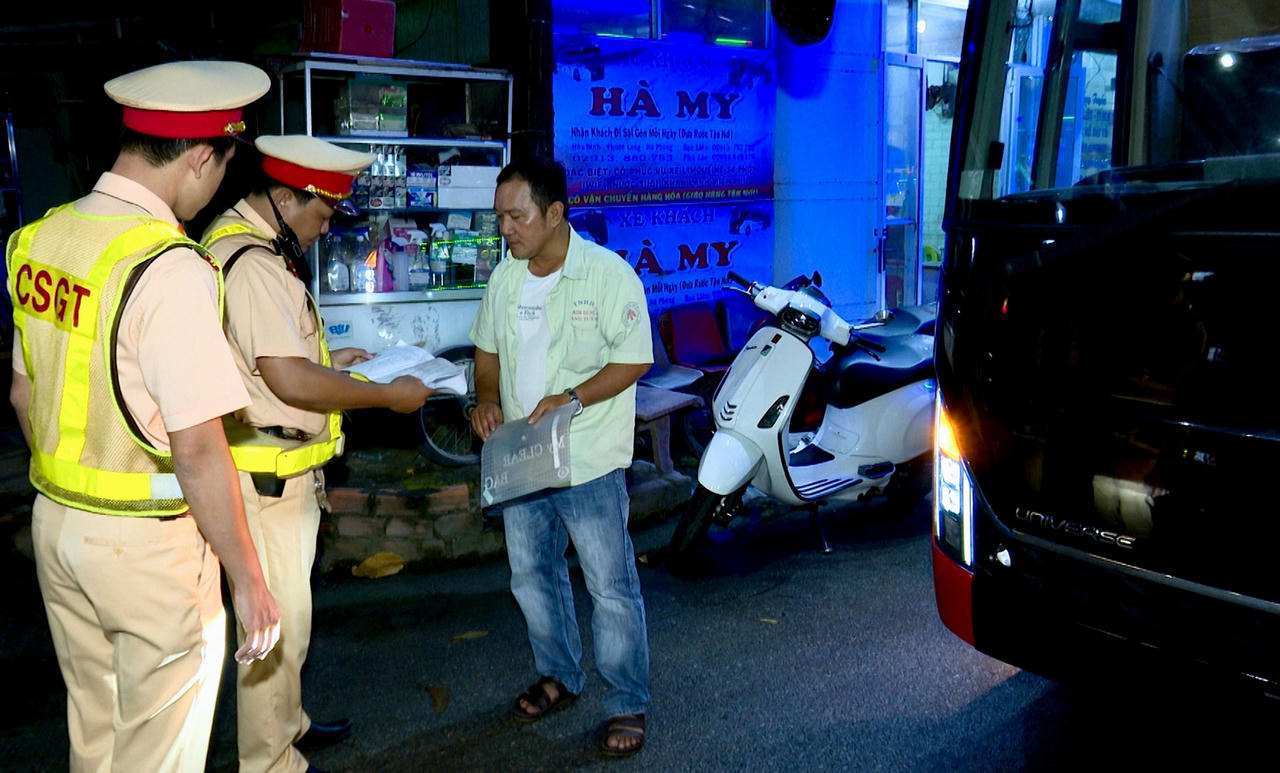 Lực lượng Cảnh sát giao thông Bạc Liêu: Đồng hành và sẻ chia cùng doanh nghiệp vận tải 