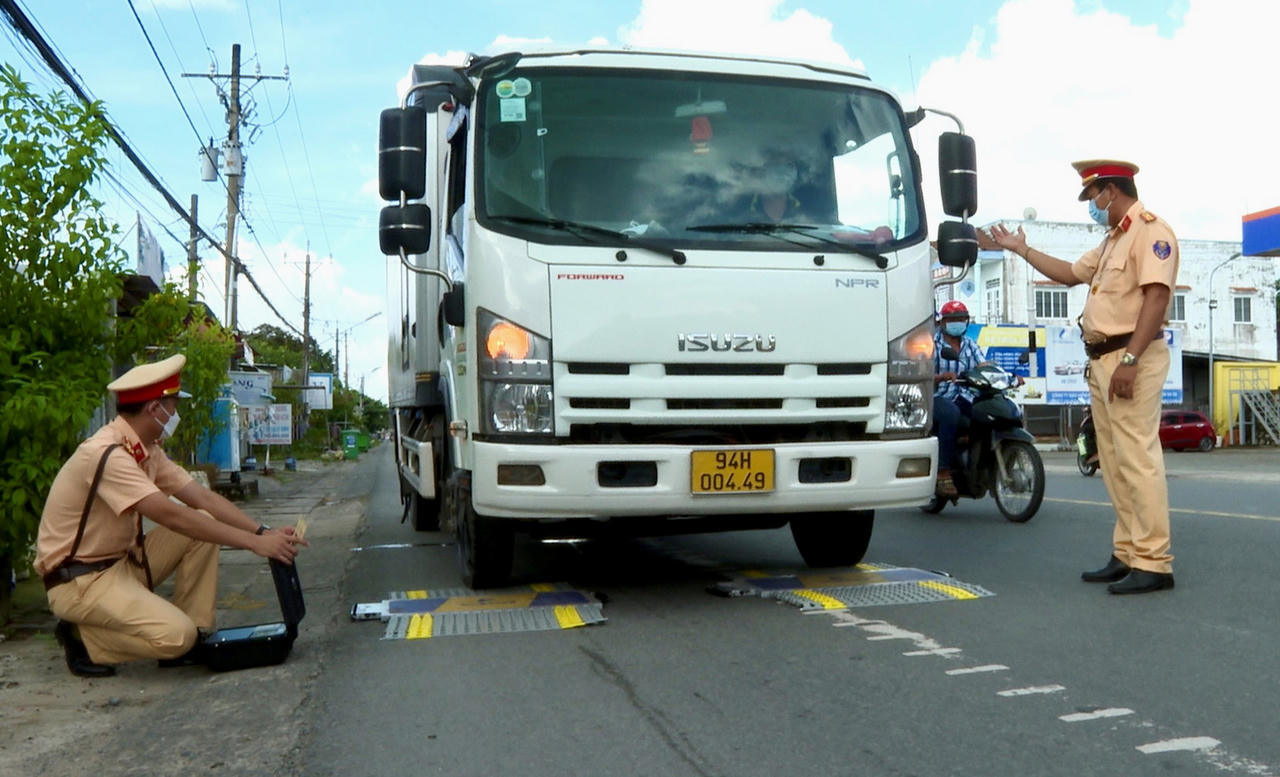 Lực lượng Cảnh sát giao thông Bạc Liêu: Đồng hành và sẻ chia cùng doanh nghiệp vận tải 