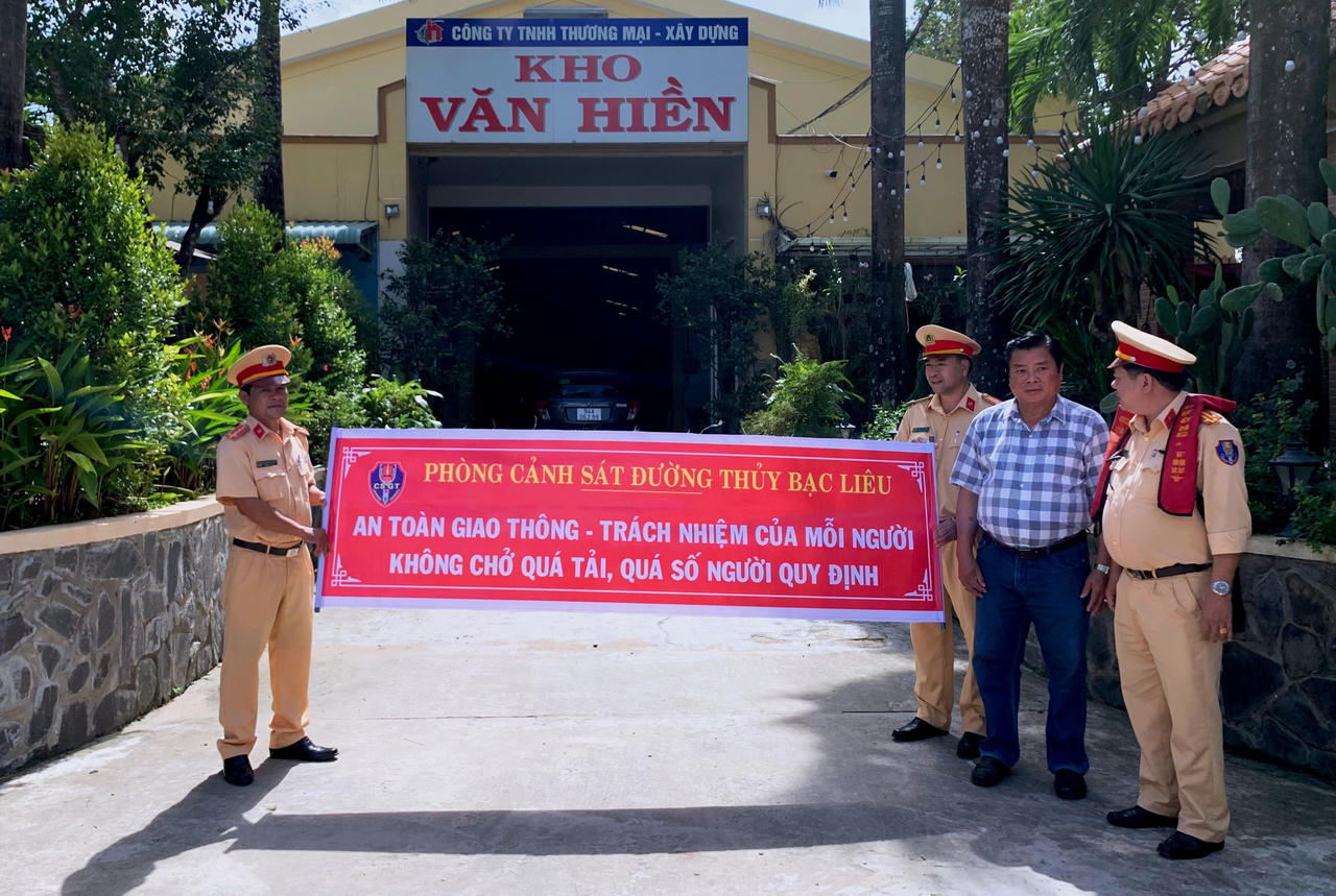 Lực lượng Cảnh sát giao thông Bạc Liêu: Đồng hành và sẻ chia cùng doanh nghiệp vận tải 