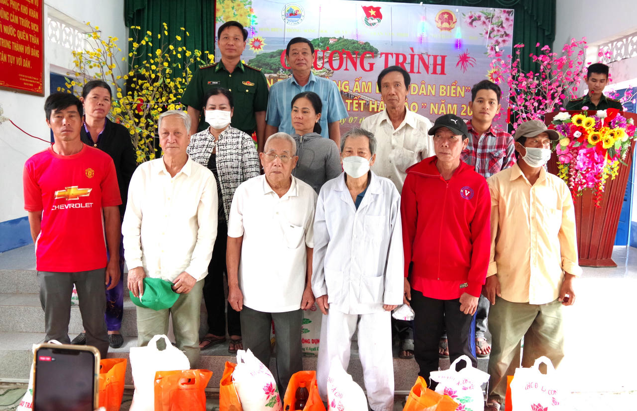 Xuân Biên phòng ấm lòng người dân xứ biển Cà Mau