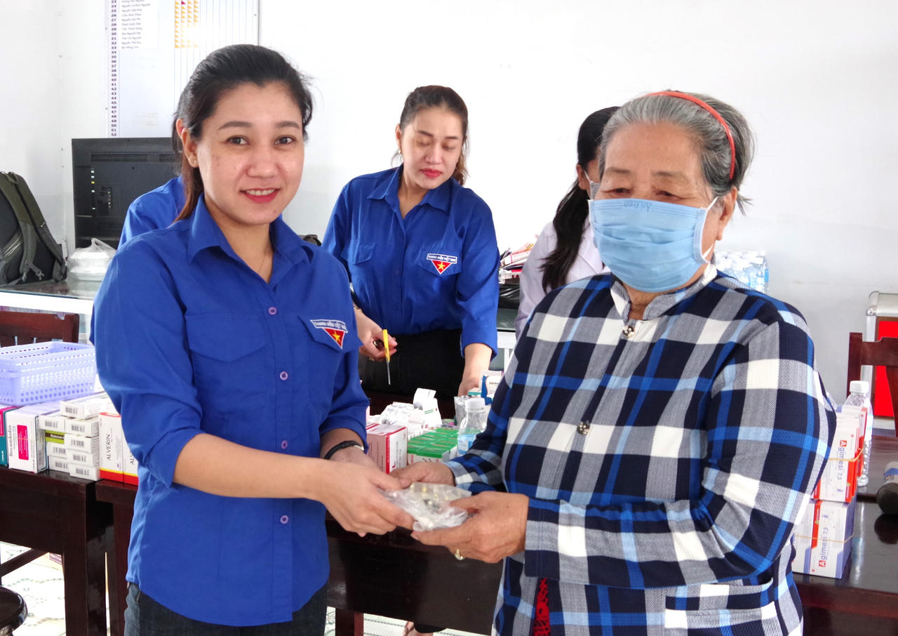 Xuân Biên phòng ấm lòng người dân xứ biển Cà Mau