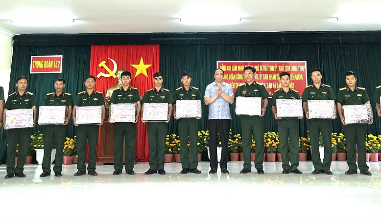 Chủ tịch UBND tỉnh Kiên Giang thăm tặng quà ở đảo tiền tiêu Thổ Châu