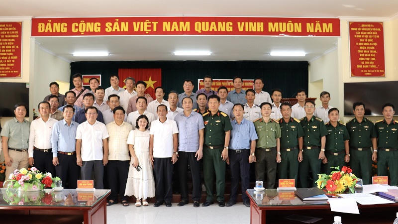 Chủ tịch UBND tỉnh Kiên Giang thăm tặng quà ở đảo tiền tiêu Thổ Châu