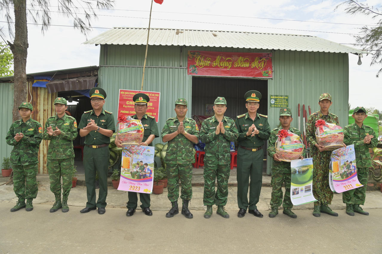 Thăm tặng quà Tết các cán bộ chiến sĩ làm nhiệm vụ ở biên giới Hà Tiên và Phú Quốc