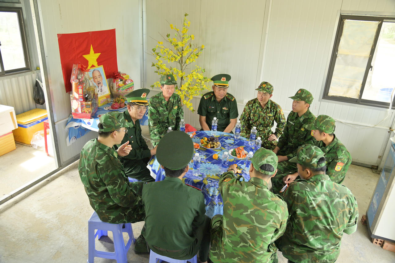 Thăm tặng quà Tết các cán bộ chiến sĩ làm nhiệm vụ ở biên giới Hà Tiên và Phú Quốc
