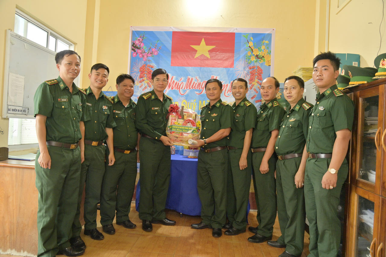 Thăm tặng quà Tết các cán bộ chiến sĩ làm nhiệm vụ ở biên giới Hà Tiên và Phú Quốc