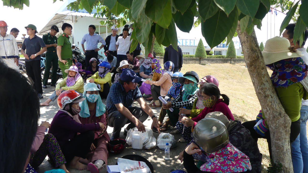 Không chịu đựng nổi mùi hôi khét kéo dài, người dân chặn cổng Công ty thép Hòa Phát Dung Quất