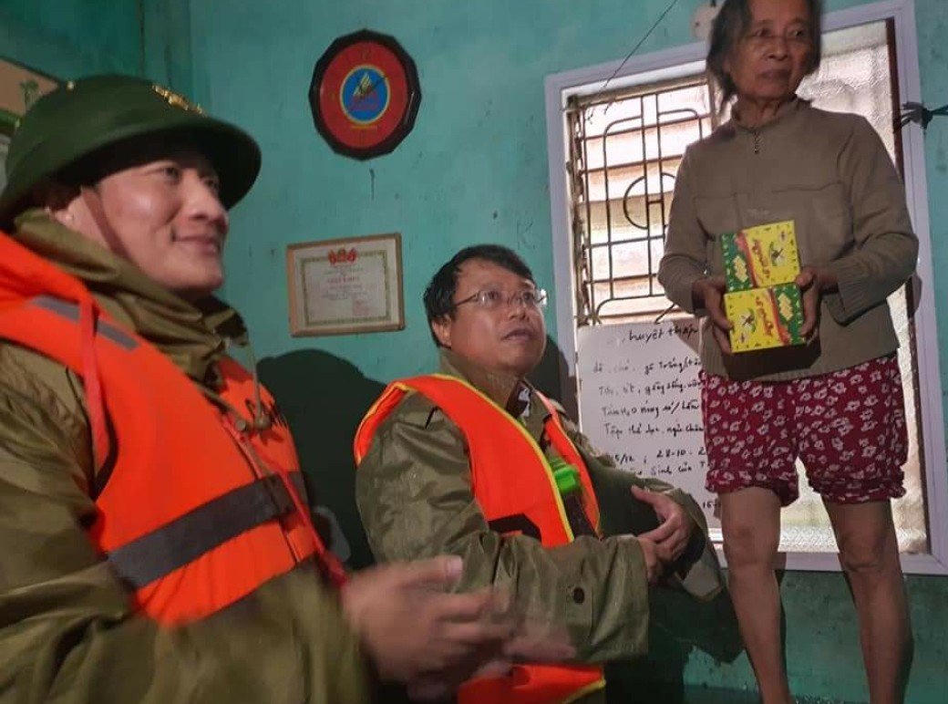 Công an thành phố Hà Tĩnh hết mình vượt lũ cứu dân