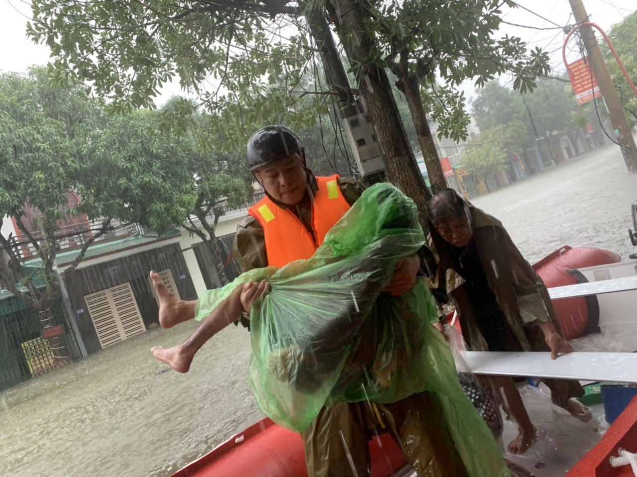 Công an thành phố Hà Tĩnh hết mình vượt lũ cứu dân