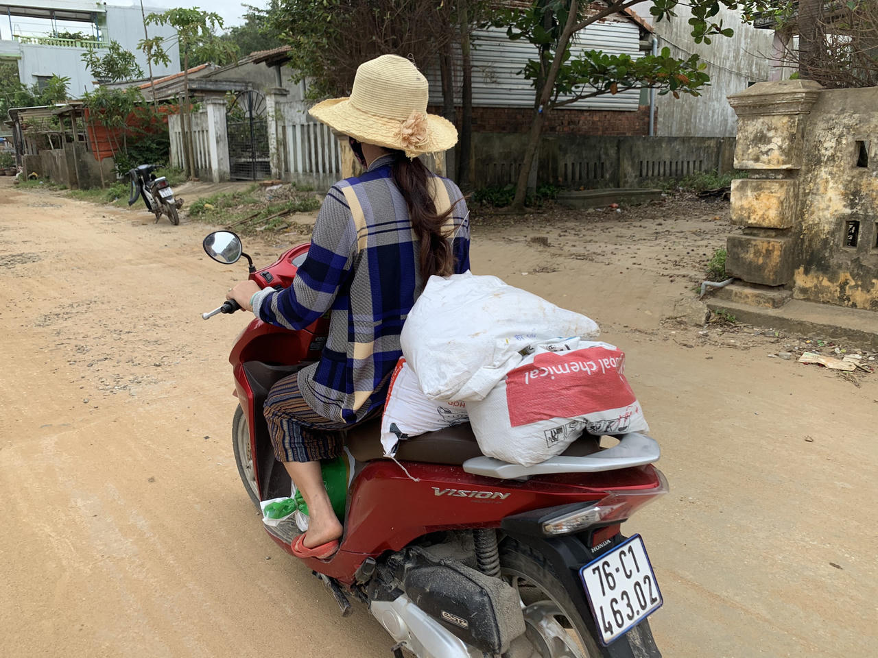 Người dân Quảng Ngãi hối hả chằng, chống nhà cửa trước bão số 9