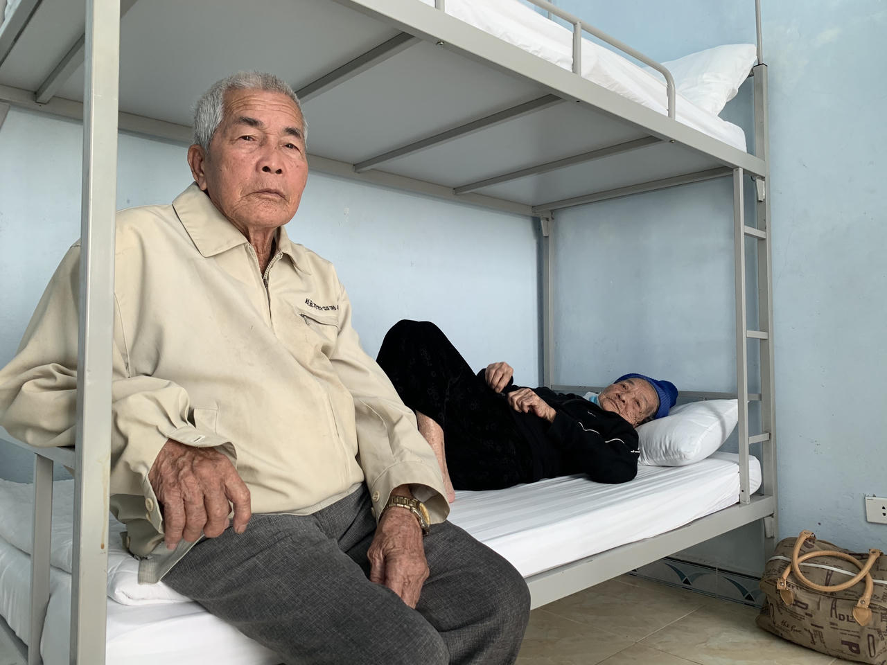 Người dân Quảng Ngãi hối hả chằng, chống nhà cửa trước bão số 9