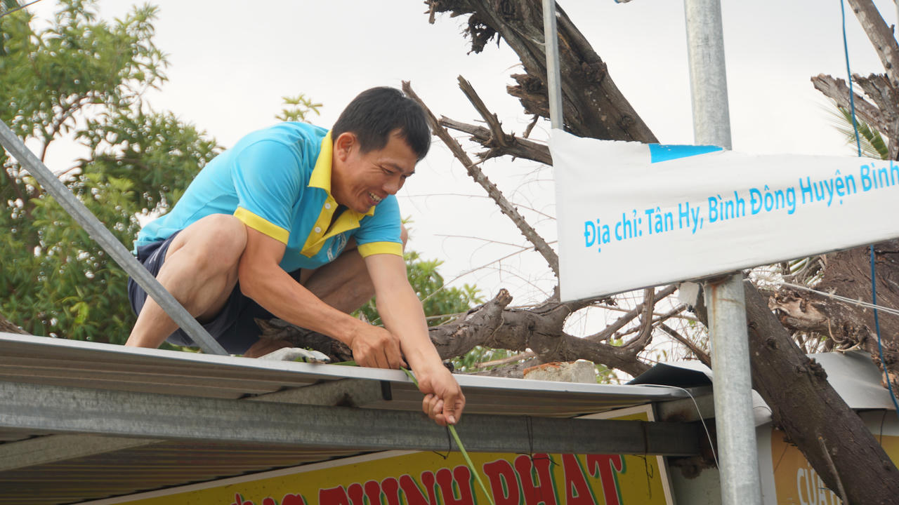 Người dân Quảng Ngãi hối hả chằng, chống nhà cửa trước bão số 9