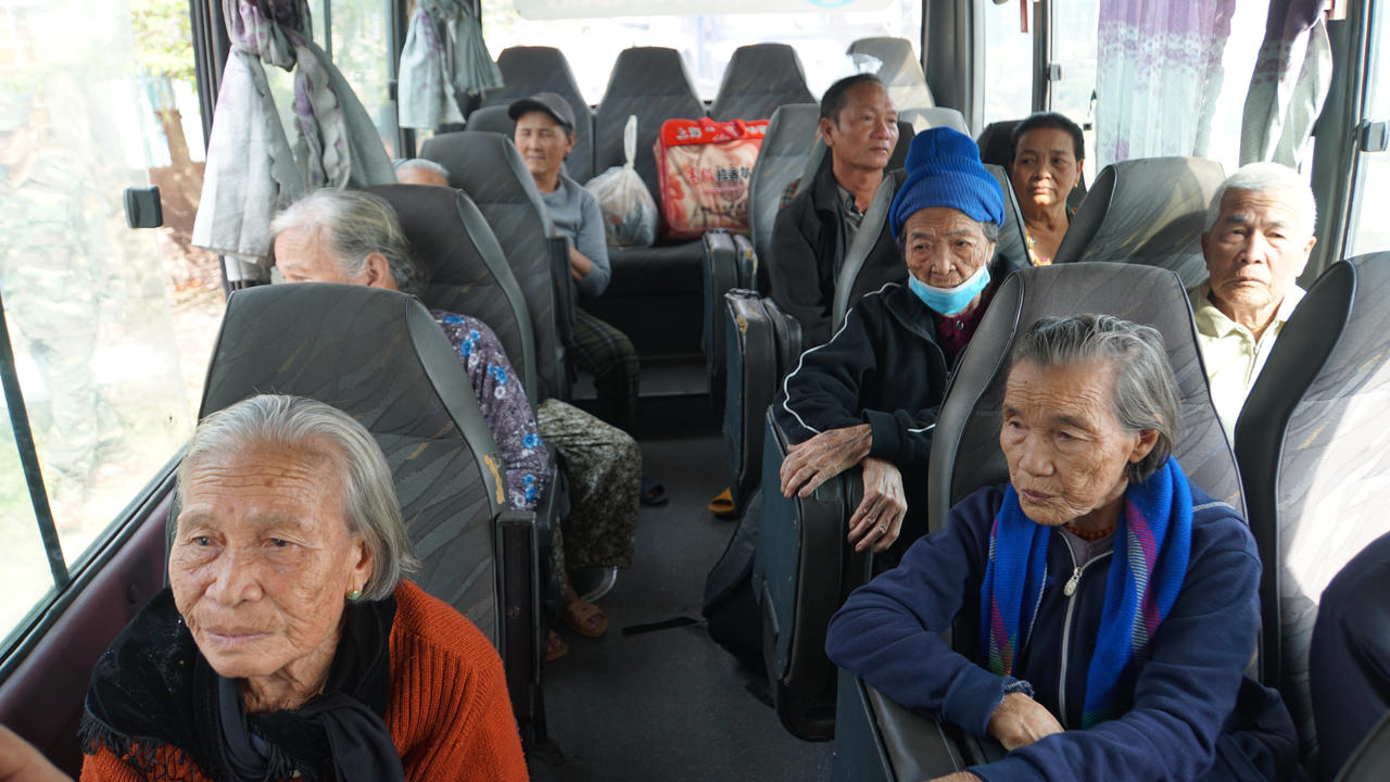 Người dân Quảng Ngãi hối hả chằng, chống nhà cửa trước bão số 9