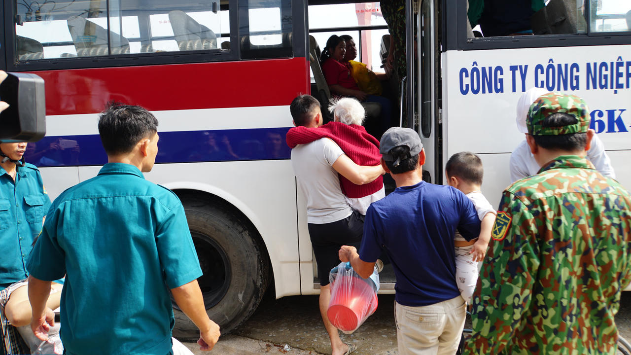 Người dân Quảng Ngãi hối hả chằng, chống nhà cửa trước bão số 9