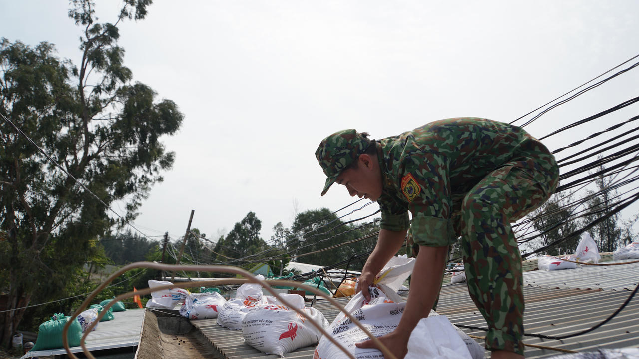Người dân Quảng Ngãi hối hả chằng, chống nhà cửa trước bão số 9