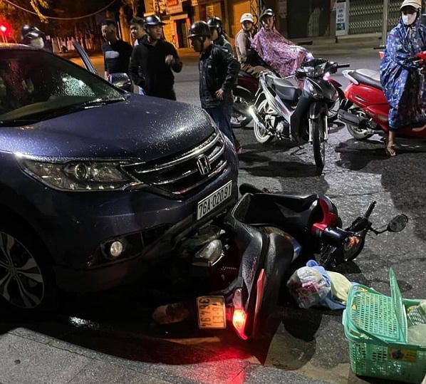 Người phụ nữ lái ô tô kéo lê xe máy chở sản phụ, nạn nhân phải mổ cấp cứu