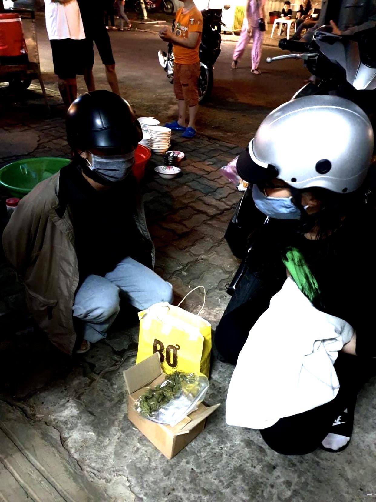 Bắt 2 nữ sinh viên bán lẻ cần sa để kiếm lời