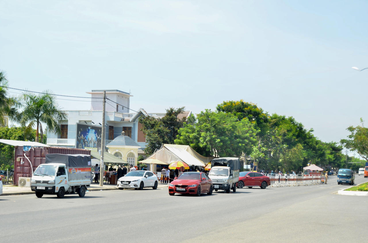 Căng mình kiểm soát dịch trong nắng nóng