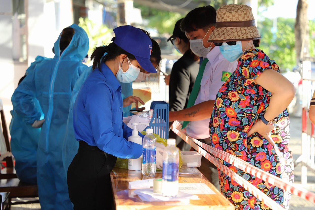 Căng mình kiểm soát dịch trong nắng nóng