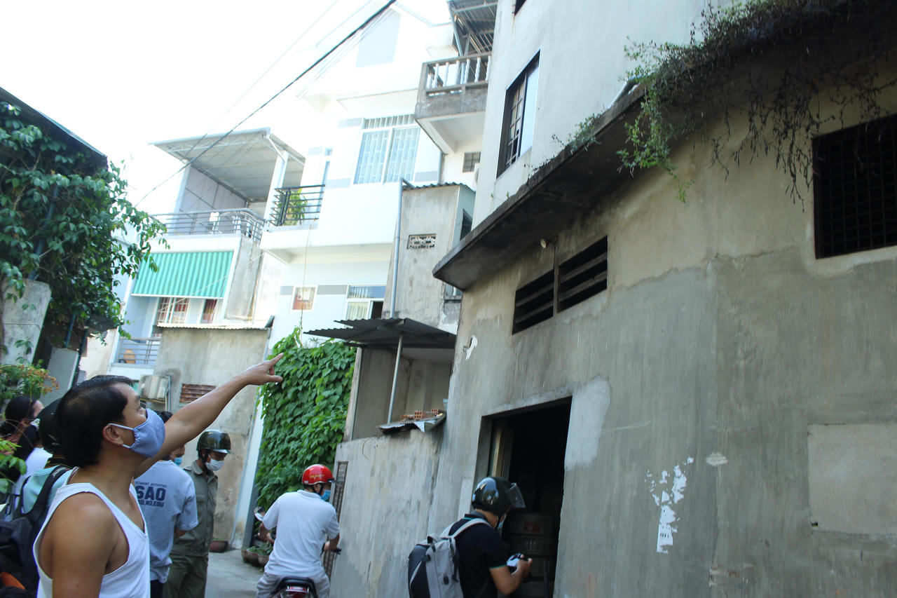 Hàng xóm rơi nước mắt khi bất lực chứng kiến đám cháy 'cướp mạng' gia đình trẻ 